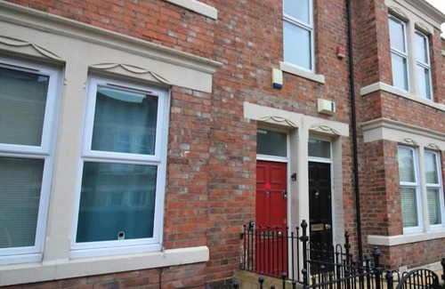 Gateshead Apartamento | Cosy 3 bedroom apt free parking central location