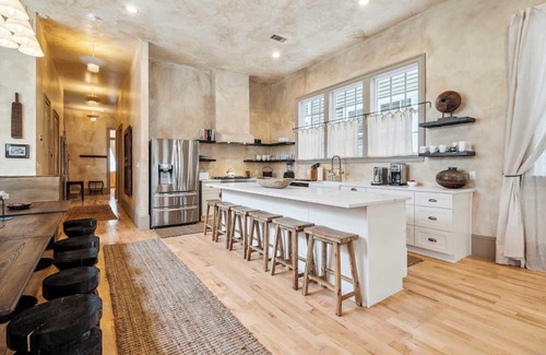 Faubourg Lafayette Casa | Bright Bohemian House w Heated Pool/Hot Tub