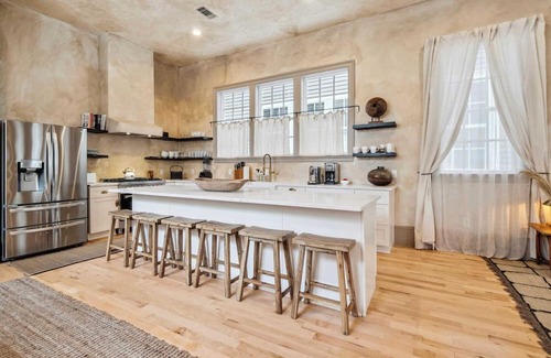 Faubourg Lafayette Casa | Bright Bohemian House w Heated Pool/Hot Tub