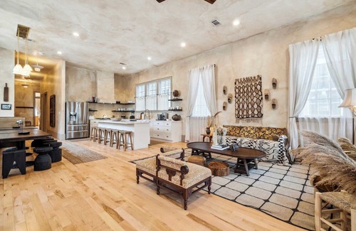 Faubourg Lafayette Casa | Bright Bohemian House w Heated Pool/Hot Tub