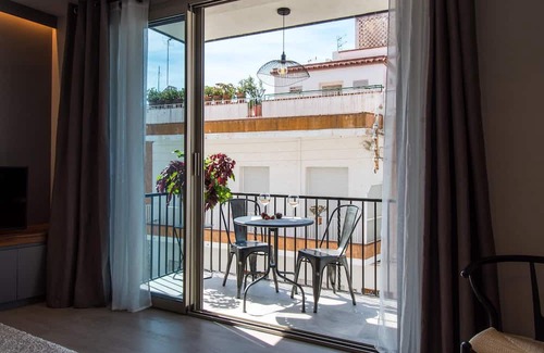 Sitges Apartamento | Sitges Spaces Seaside Beach Flat- 4 Bedroom/2Bathroom/Terrace- Sleeps up to 8