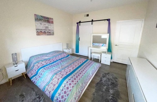 Airport Area Condominio | Private room with private bathroom near UCI