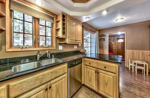 Montgomery Estates Cabaña | The Lazy Bear's Den roomy 2 bedroom updated cabin,