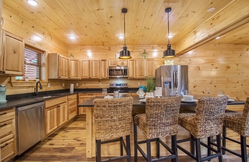 Sevierville Cabina | ​🎉 THEATER 🎬 | INDOOR & OUTDOOR POOL 👙 CHIC DESIGN 😍