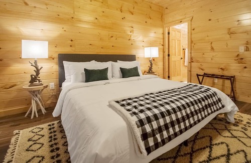 Sevierville Cabina | ​🎉 THEATER 🎬 | INDOOR & OUTDOOR POOL 👙 CHIC DESIGN 😍