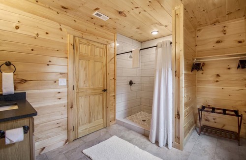 Sevierville Cabina | ​🎉 THEATER 🎬 | INDOOR & OUTDOOR POOL 👙 CHIC DESIGN 😍