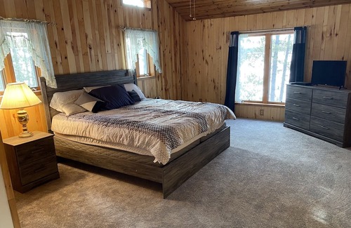 Rhinelander Casa | Beautiful Lakefront House With Three Bedrooms, Two Baths, Pier / Hoist