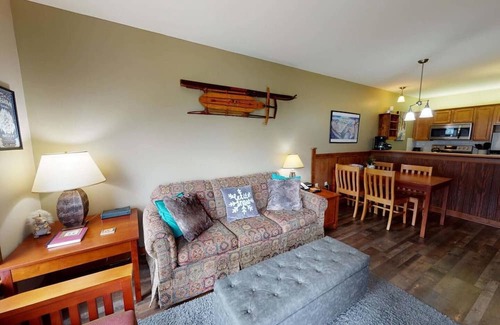 Snowshoe Condominio | Cozy Allegheny Condo Bike In/out from patio