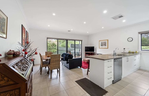 Bendigo Casa | Wattle Gem Townhouse with Free WiFi