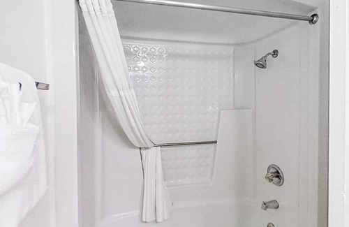 Myrtle Beach Apartamento | 2nd Floor Oceanfront Snowbird Friendly Studio w/ WiFi, Shared Pool/Hot Tub, AC