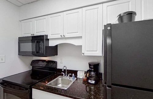 Myrtle Beach Apartamento | 2nd Floor Oceanfront Snowbird Friendly Studio w/ WiFi, Shared Pool/Hot Tub, AC