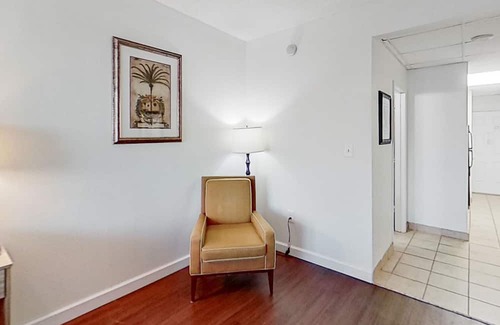 Myrtle Beach Apartamento | 2nd Floor Oceanfront Snowbird Friendly Studio w/ WiFi, Shared Pool/Hot Tub, AC