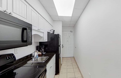 Myrtle Beach Apartamento | 2nd Floor Oceanfront Snowbird Friendly Studio w/ WiFi, Shared Pool/Hot Tub, AC