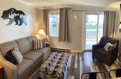 Snowshoe Condominio | ML 104 – Delightful Ski-In/Out 2BR, Slope View, Deck, A/C