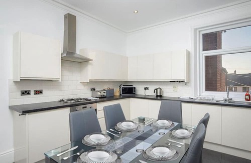 Lytham St. Anne's Casa | Lytham Place - Exceptionally spacious, central apartment in Lytham St Annes