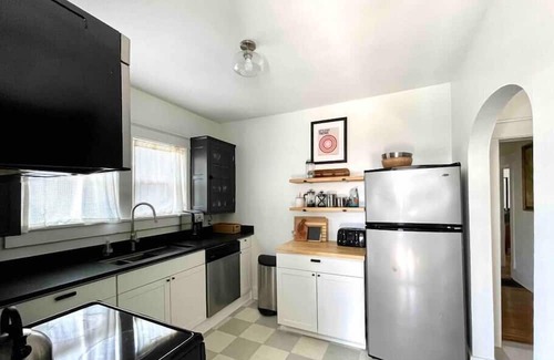 East Hill Casa | Mod y acogedor Tudor- w / Lux Detalles- Cerca de Hot Spots / Centro / y familia amable!