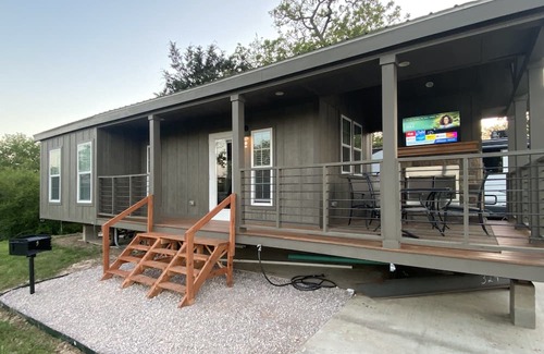 College Station Casa | New Tiny Home 3 Miles to Aggieland Campus!!!