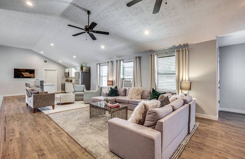 College Station Casa | College Station Vacation Rental: 4 Mi to Texas A&M