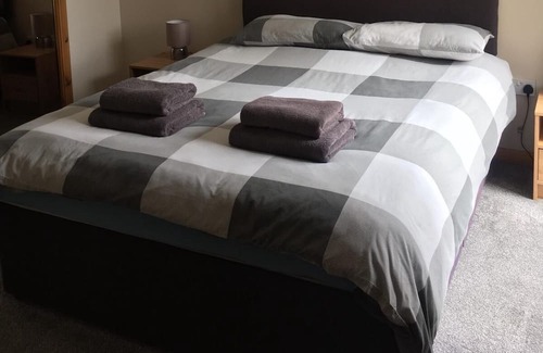 Montrose Casa | Ivy Cottage : golf, fishing, walks, beach nearby Show calendar