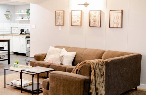North Central Edmonton Apartamento | LARGE Suite✨Near DT✨Office Space✨Family Friendly