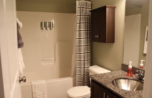 Des Moines Casa | Downtown 2BD 2.5BA townhouse w/free garage parking