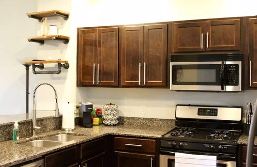 Des Moines Casa | Downtown 2BD 2.5BA townhouse w/free garage parking