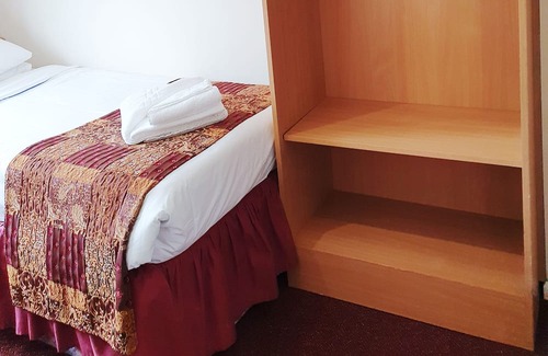 Marston Green Apartamento | Classic Twin Room - Royal Square Hotel - Birmingham Airport & NEC