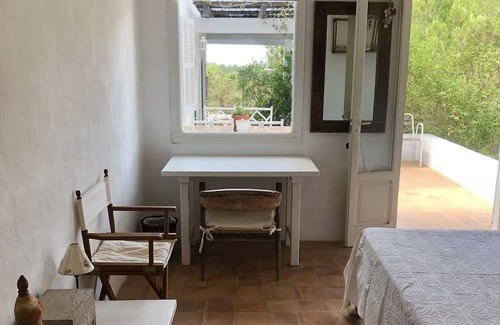 Es Cap de Barbaria Casa | Formentera. Room immersed in the woods with sea view.