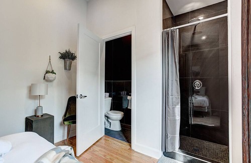 Quartier des Spectacles Apartamento | Pinterest featured-|Walk Everywhere| Heart of DT