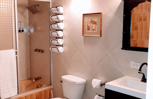 Nueva Ensenada Casa | Modern renovations. Fast Wi-fi. Beach, food, nightlife & market access w/in 3 km
