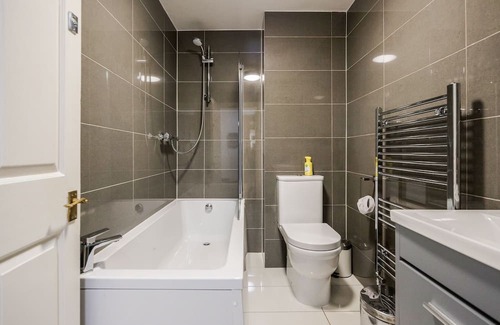 Canary Wharf Casa | Gated Mansion House with 6 Apartments over looking Canal with Parking & Hot Tubs