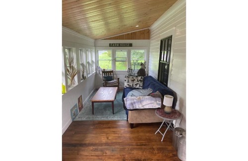 Florence Casa | The Farm House, With a hot Tub!