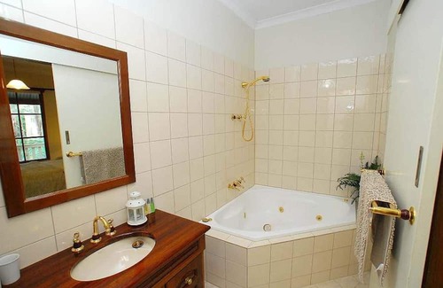 Mount Dandenong Cabaña | Spa Cottage in 7 acre Rain Forest Paradise