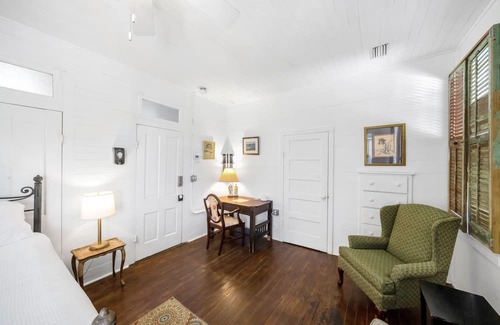 Historic Downtown Apalachicola Apartamento | Sunset Views & Balcony Access, King Bedroom, Charming Historic Bowery Inn