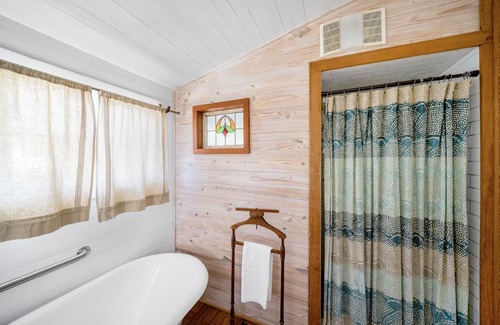 Historic Downtown Apalachicola Apartamento | Sunset Views & Balcony Access, King Bedroom, Charming Historic Bowery Inn