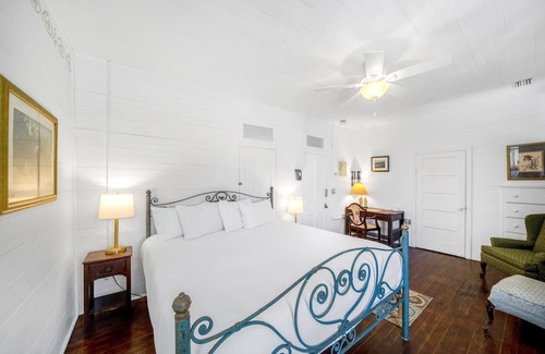 Historic Downtown Apalachicola Apartamento | Sunset Views & Balcony Access, King Bedroom, Charming Historic Bowery Inn