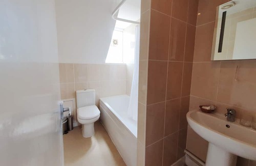 Marston Green Casa | NewtoVrbo: Double Room @ Royal Square Hotel Birmingham Airport & NEC w/ Parking