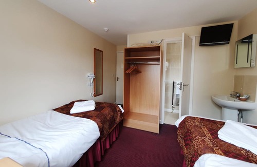 Marston Green Casa | NewtoVrbo: Double Room @ Royal Square Hotel Birmingham Airport & NEC w/ Parking