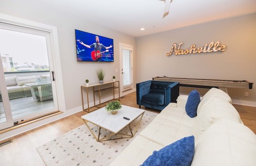 West End Casa | Country Muse - Mins To Broadway - Rooftop Patio