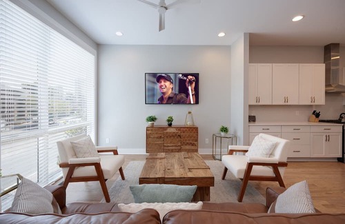 West End Casa | Country Muse - Mins To Broadway - Rooftop Patio