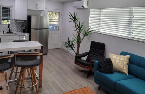 Whittier Apartamento | Uptown Whittier Stylish 1B 1BA sleeps 4