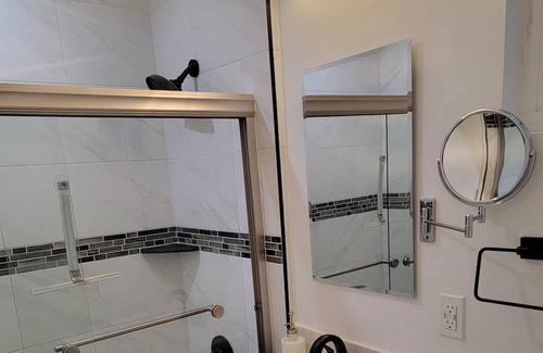Whittier Apartamento | Uptown Whittier Stylish 1B 1BA sleeps 4