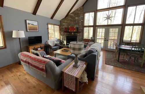 Berkeley Springs Cabina | Into the woods- Check out the newly renovated and restocked kitchen!