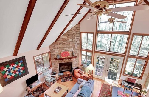 Berkeley Springs Cabina | Into the woods- Check out the newly renovated and restocked kitchen!