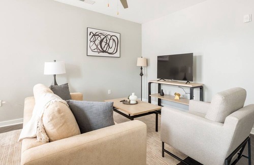Chapel Hill Apartamento | Modern Apartment in Prime Location (ID7738X85)