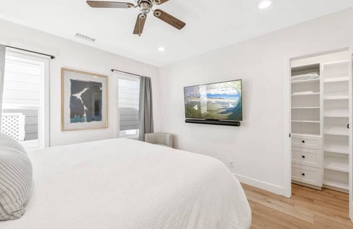 Huntington Beach Casa | LUXURY 2bdrm Townhome- Close2️⃣Beach & Main St! E-bikes! Pet friendly!