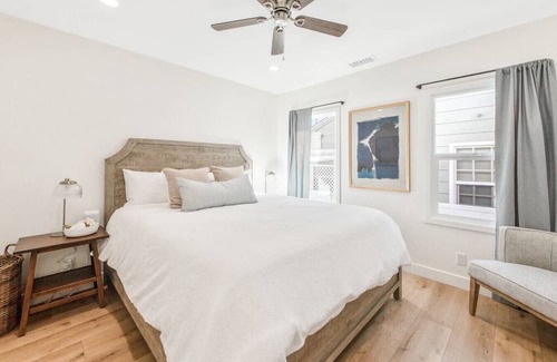 Huntington Beach Casa | LUXURY 2bdrm Townhome- Close2️⃣Beach & Main St! E-bikes! Pet friendly!