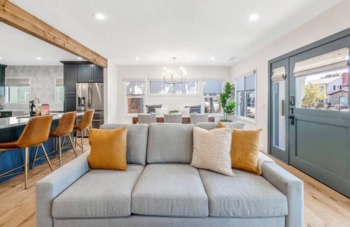 Huntington Beach Casa | LUXURY 2bdrm Townhome- Close2️⃣Beach & Main St! E-bikes! Pet friendly!