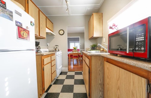 Venice Casa | Adorable beach cottage with Patio and Carport, Pet friendly