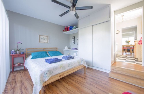 Venice Casa | Adorable beach cottage with Patio and Carport, Pet friendly
